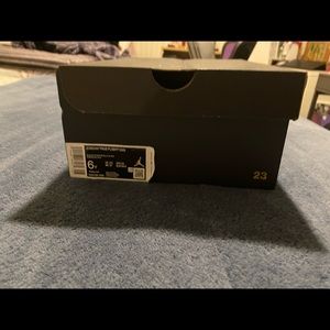 Jordan true flight GS (6Y or women’s 8)